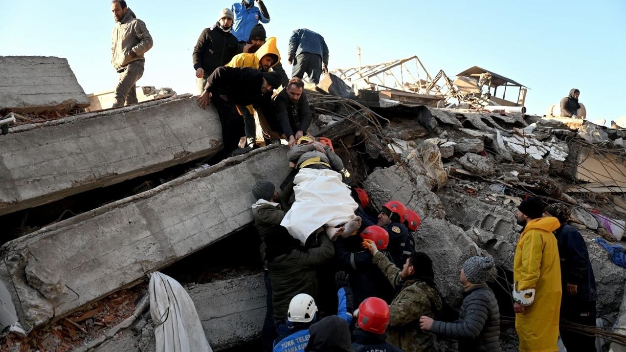 Aumenta a más de 7.200 la cifra de muertos tras el terremoto en Türkiye y Siria
